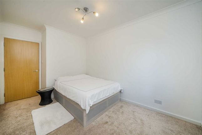 322, Boardwalk Place, London photo 4