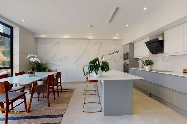 Thumbnail Town house for sale in Kings Avenue, London