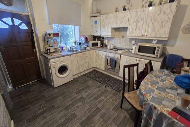 9 Thorn Street, Bradford photo 4