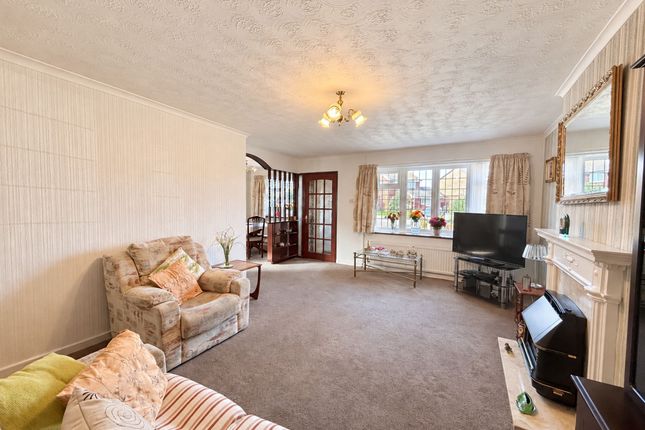 33 Markham Drive, Southport photo 4