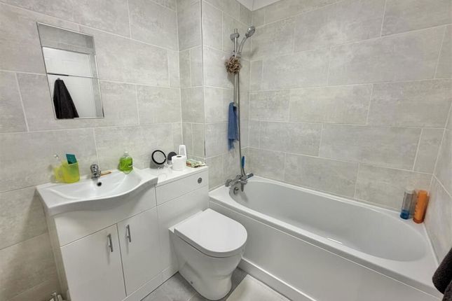 Flat 34 Marina Point, West Road, Clacton-on-Sea photo 4