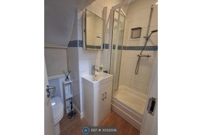 Flat C, Upper Tooting Road, London photo 3