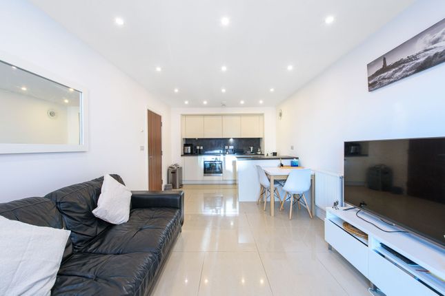 Shearwater Drive, Hendon photo 2
