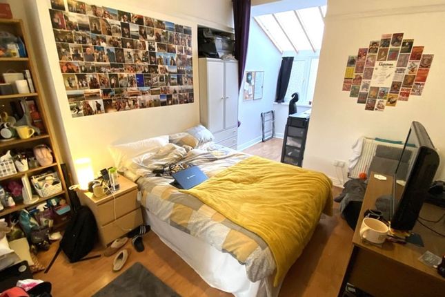 21 Gwydr Crescent, Swansea photo 3