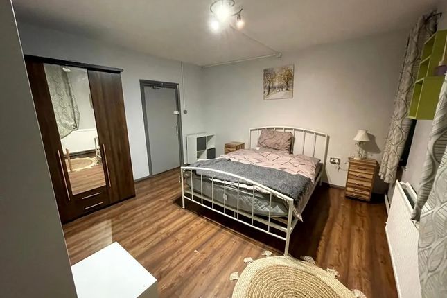 A Well-Kept Double Bedroom Featuring A Comfortable...