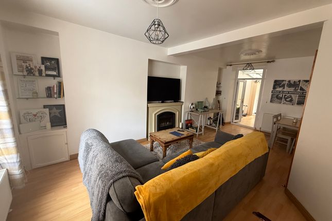 48, Llanelli photo 2