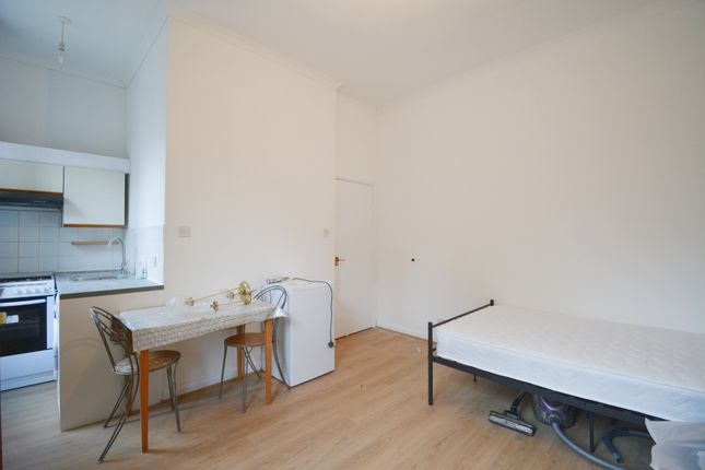 Flat 2 11a,, Castle Hill Parade, London photo 5