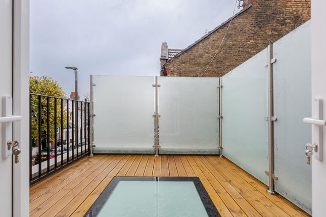 Flat for sale in Lavender Hill, London