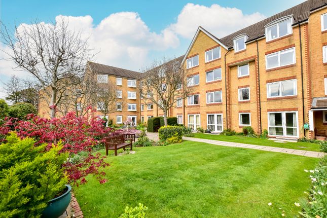 Thumbnail Flat for sale in Cassio Road, Watford, Hertfordshire