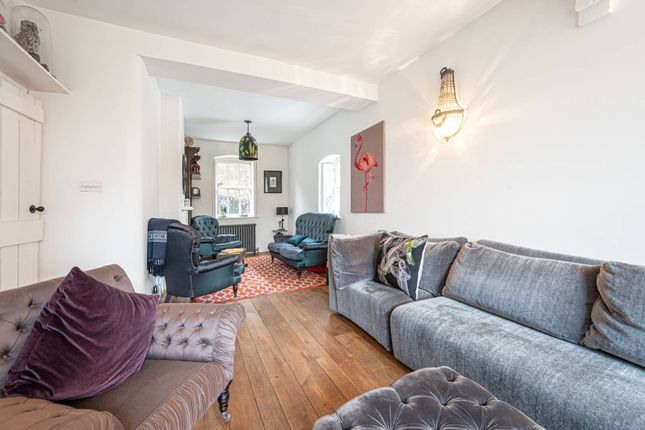 Flat to rent in Lutton Terrace, Hampstead, London