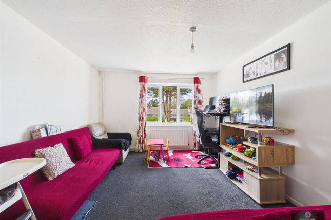 6, Harvey Close, Broadfield photo 4