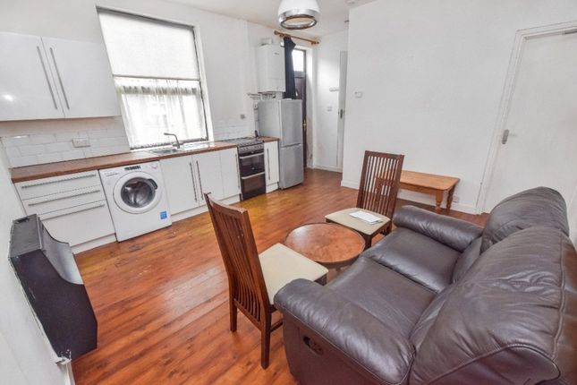 5, Cobden Grove, West Yorkshire photo 4