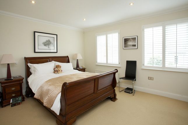 Terraced house to rent in Balham High Road, London