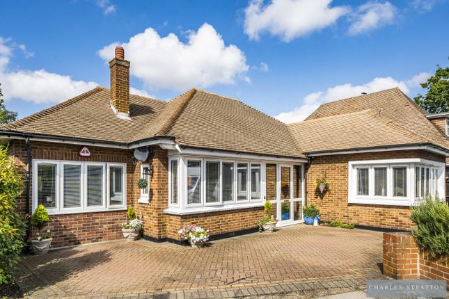 4 Brook Close, Romford photo 2