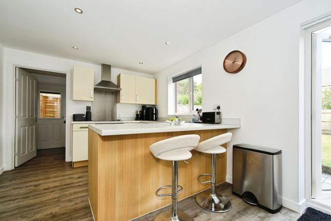 11, Wrag View, Swindon photo 3