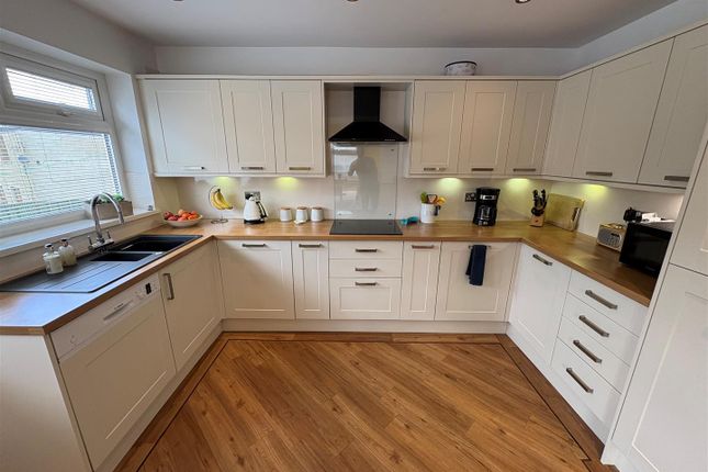 27, Oakleigh Avenue, Bradford photo 2