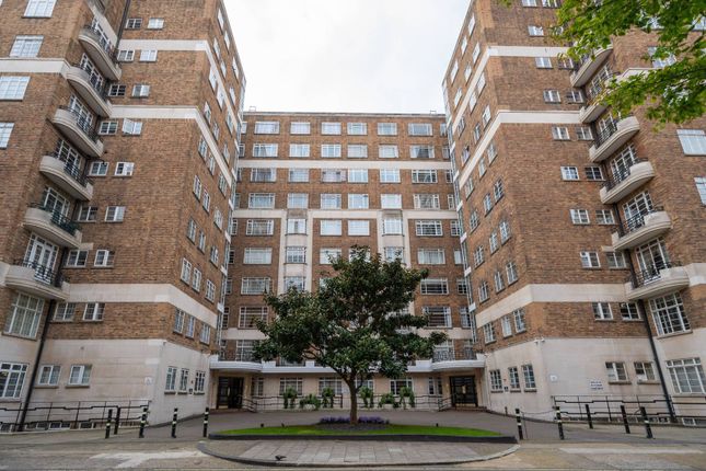 Flat for sale in George Street, Marylebone, London