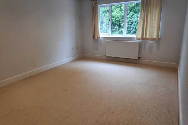 Flat to rent in Brook Road, Redhill