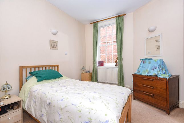 Flat 2  The Old Presbytery, 29A, Jewry Street, Hampshire photo 3