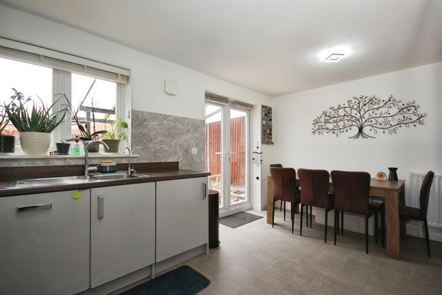 18, Gowling Close, Leamington Spa photo 4
