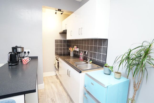2, Louisa Street, Bradford photo 4