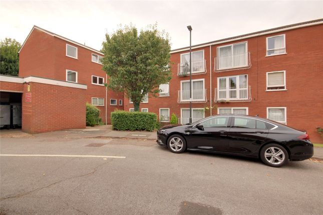 Thumbnail Flat for sale in Roundhedge Way, Enfield