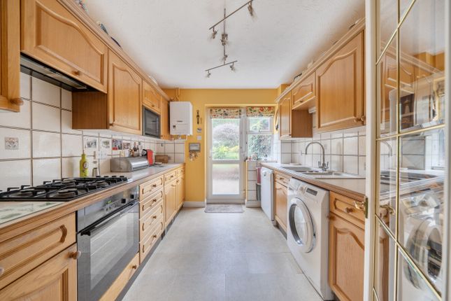 16, Hale Place, Surrey photo 4