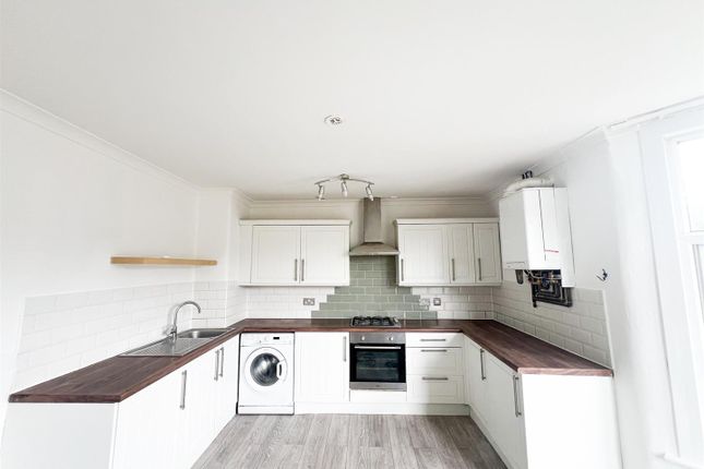 Thumbnail Flat to rent in Haslemere Road, Ilford