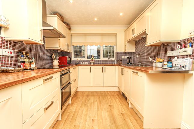 20, Wye Close, Wellingborough photo 2
