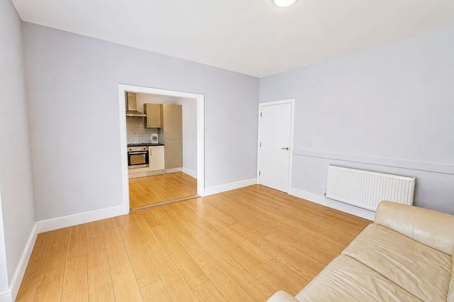 Flat 2, Fountain Court, Waltham Abbey photo 5