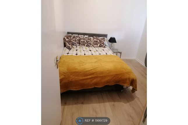 Room to rent in Dolland House, London