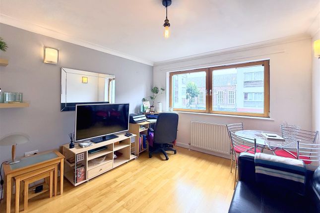 Flat 8, Keswick Apartments, Ambleside Close, London photo 2
