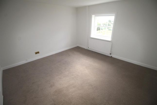 Flat to rent in South Terrace, Littlehampton