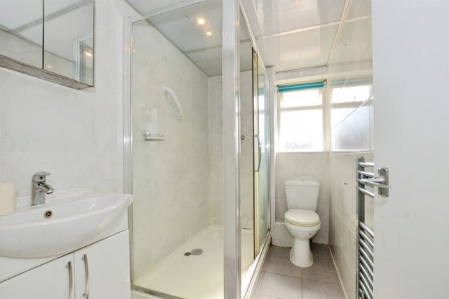 38, Harriet Way, Bushey photo 4