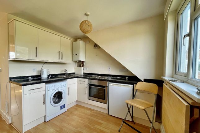 Flat to rent in Oakhall Drive, Sunbury-On-Thames