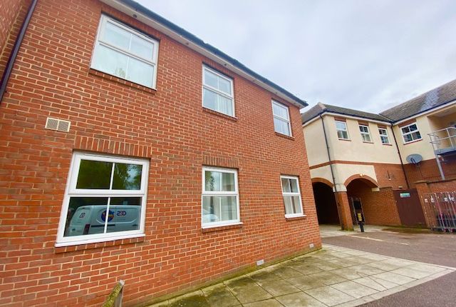 Flat to rent in Newton Road, Bletchley, Milton Keynes