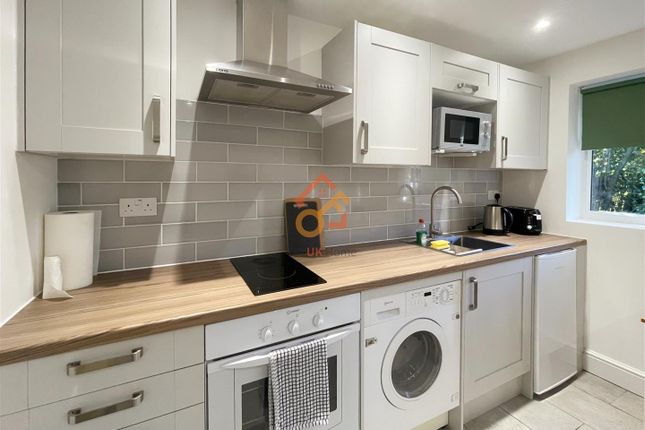 33, Derwent Avenue, Kingston Vale, London photo 2