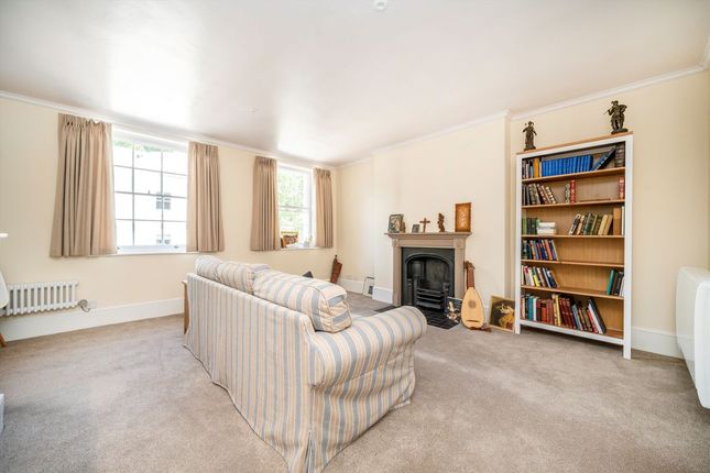 Flat 4, 70, Great Russell Street, London photo 2