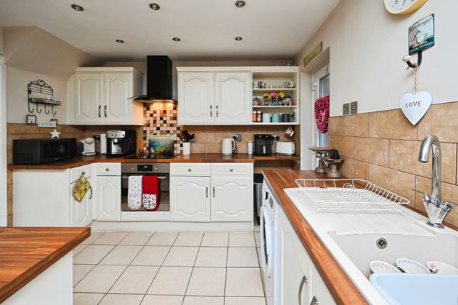 70, Egmanton Road, Mansfield photo 4