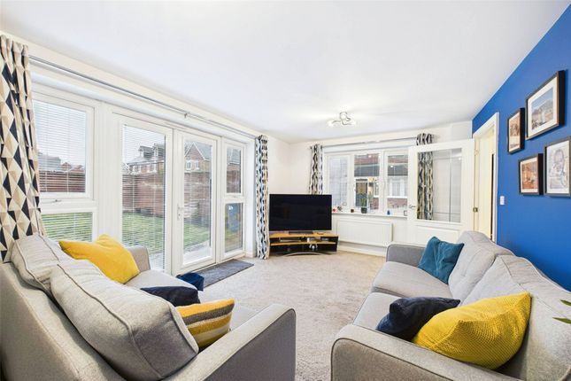 12, Thompson Way, Farnborough photo 4
