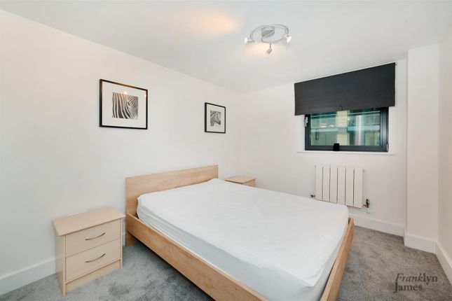 Flat to rent in 41 Millharbour, Canary Wharf