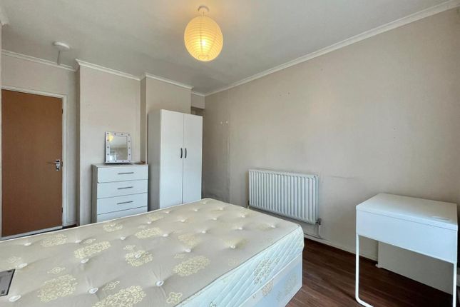 Room 1, Flat 16, Conway House, Cahir Street, London photo 2