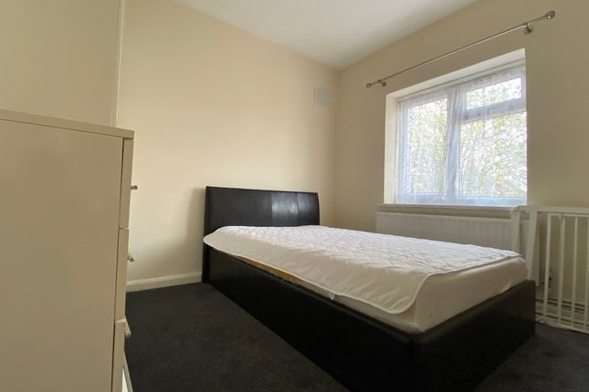 Flat to rent in Great West Road, Hounslow Central