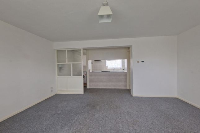 Flat to rent in Lord Warden Avenue, Walmer