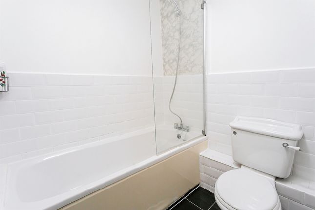 Flat 4 Royal George Court, London Road, BURGESS HILL photo 4