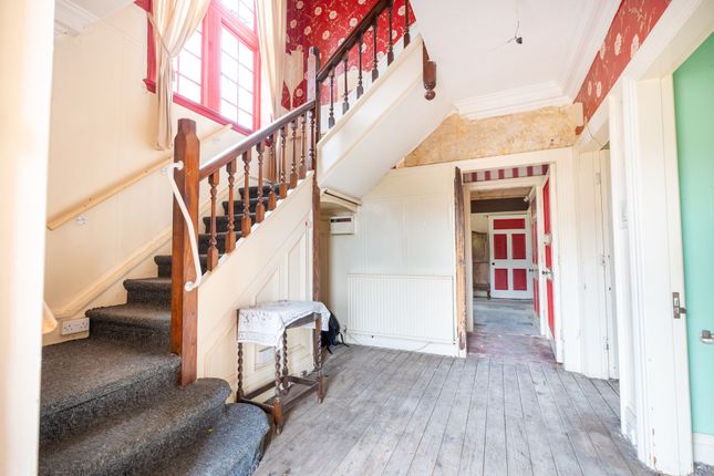 24 Gledhow Wood Road, Leeds photo 2