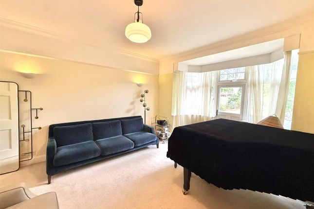 14, Westville Road, Thames Ditton photo 3