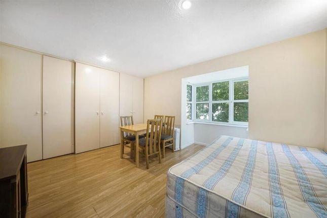 21, Kestrel Close, London photo 4