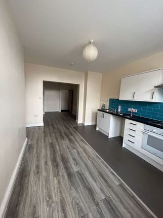 Flat to rent in Broad Green Road, Old Swan, Liverpool