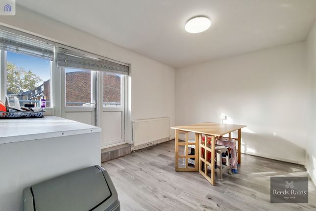 Flat for sale in Walworth Road, London